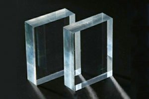 Fönster av plexiglas
